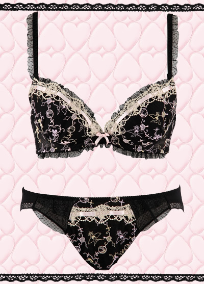 「ミラクルカワイイ」クールで大胆な胸元にメイクアップ